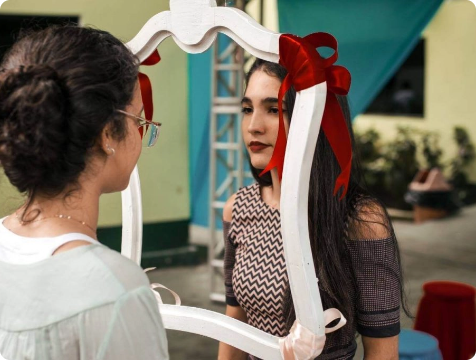 meninas apresentando uma peça de teatro